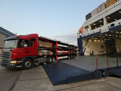 Transporting trailers by ship