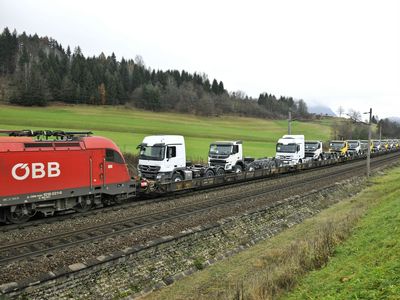 LKW-Transport auf der Schiene